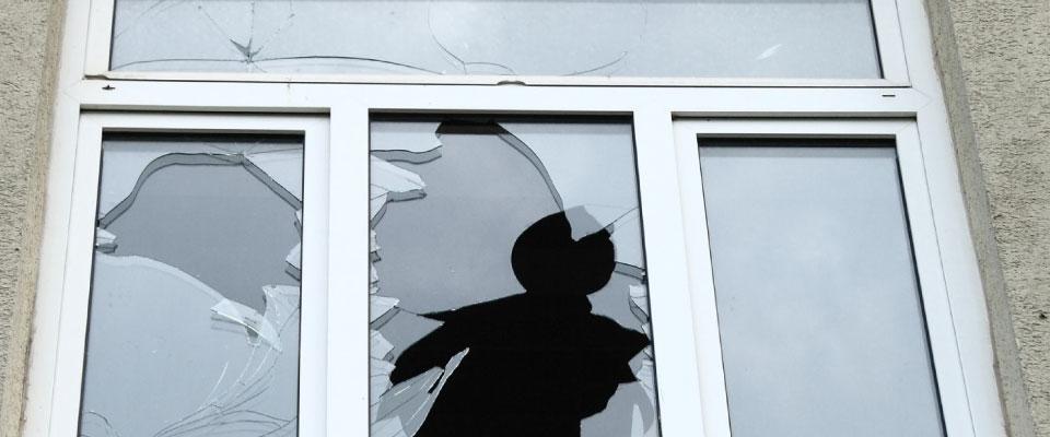 Emergency services to repair broken glass windows and doors